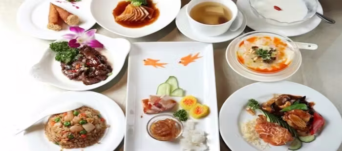 四種冷菜の盛り合わせ、北京ダックなど全10品コースの料理イメージ